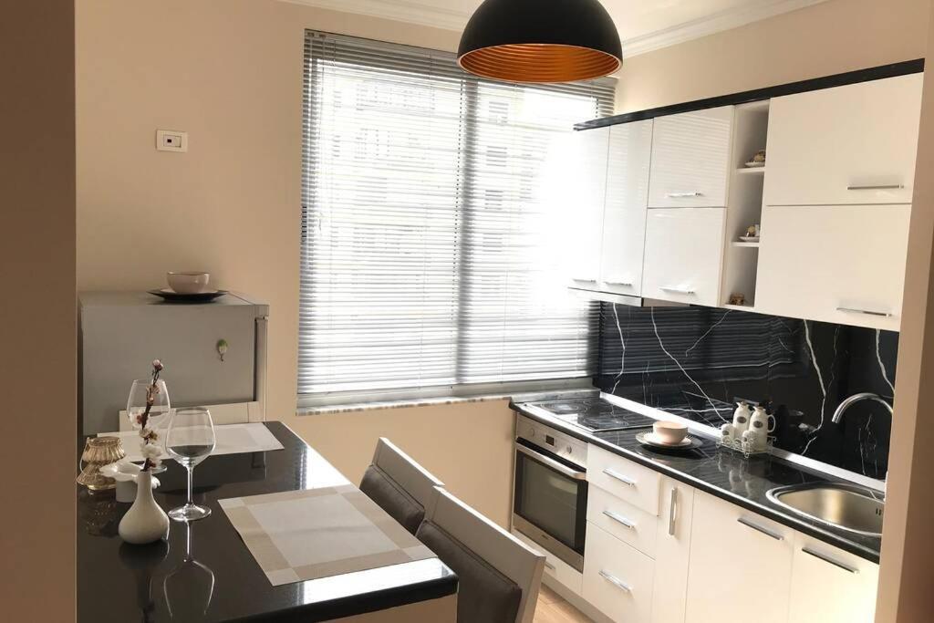 Spacious 1br Hub With Balcony Apartamento Tirana