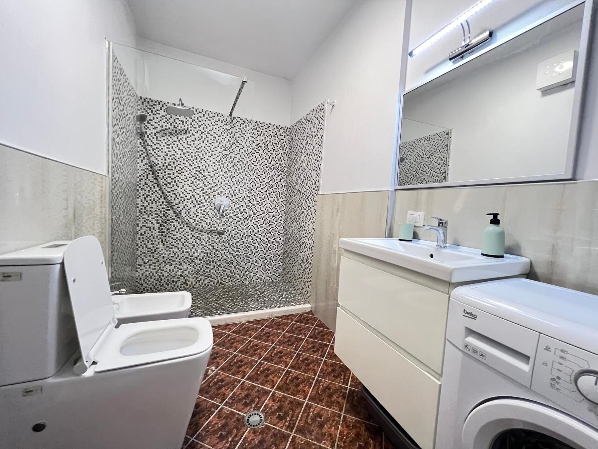 Spacious 1br Hub With Balcony * Tirana